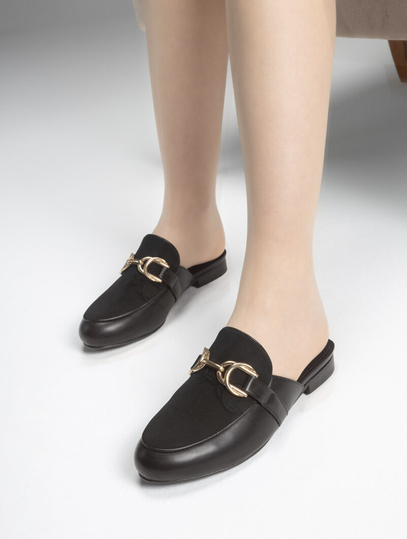 Mules plates avec chaîne